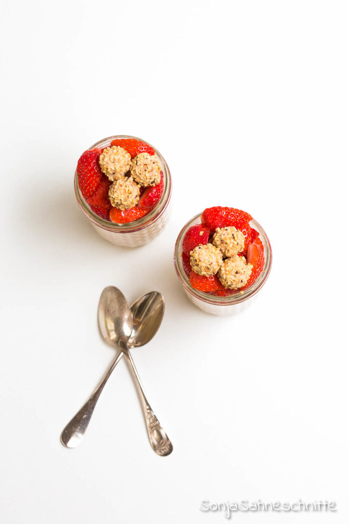 schnelles und einfaches Dessert im Glas: Rezept für Nougat-Giotto-Mousse mit Erdbeeren (ohne Ei)