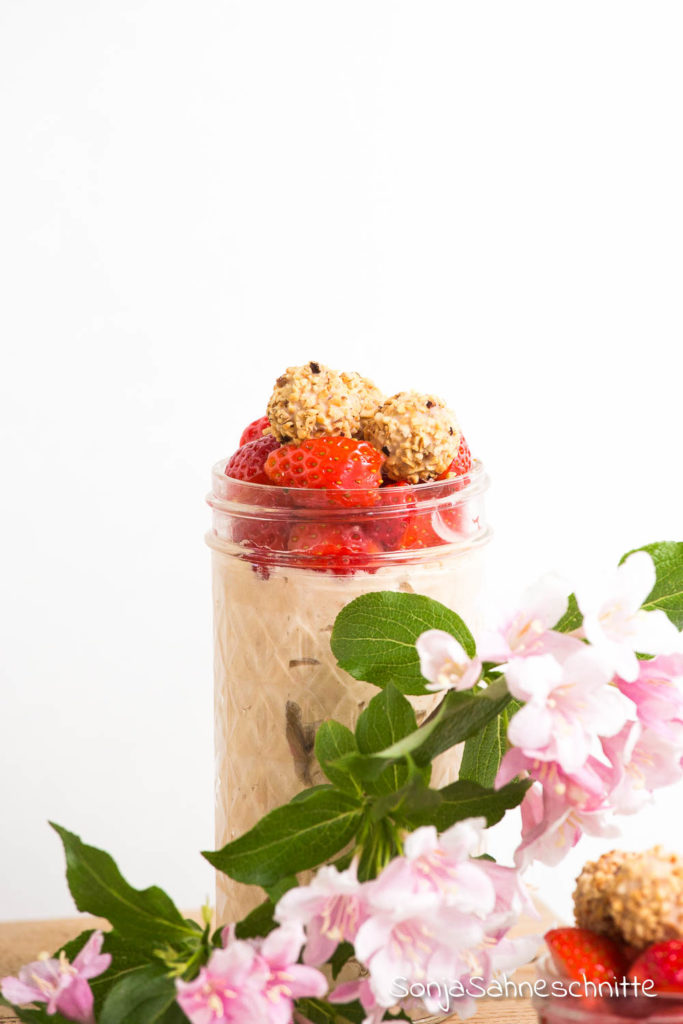 schnelles und einfaches Dessert im Glas: Rezept für Nougat-Giotto-Mousse mit Erdbeeren (ohne Ei)