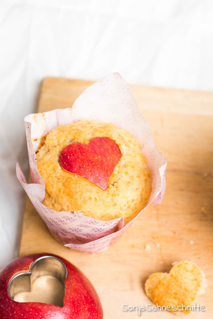 Grundrezept für schnell, locker und einfach vegane Muffins & variante zum Valentinstag oder Muttertag. Die Muffins sind mit köstlich Marmelade gefüllt. Alternativ einfach frisches Obst (z.B. Erdbeeren) oder Apfelmus verwenden.