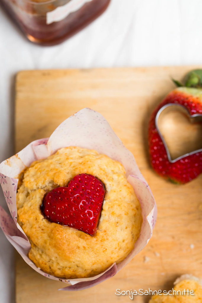 Grundrezept für schnell, locker und einfach vegane Muffins & variante zum Valentinstag oder Muttertag. Die Muffins sind mit köstlich Marmelade gefüllt. Alternativ einfach frisches Obst (z.B. Erdbeeren) oder Apfelmus verwenden.