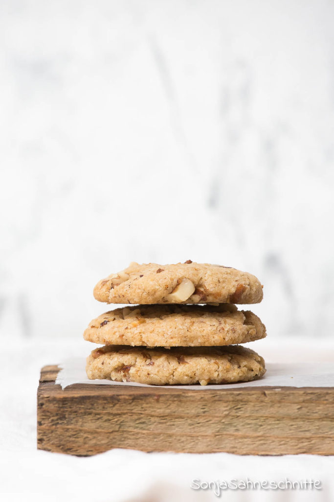 vegane Walnuss-Cookies die mit Öl gebacken werden. Ein einfaches schnelles Rezept, bei dem ihr die Zutaten immer auf Vorrat da haben könnt. Am besten probiert ihr es gleich aus.