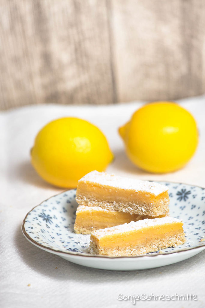 Rezept für glutenfreie saftige Zitronen-Schnitten, einfach, saftig und gut vorzubereiten. #glutenfrieRezepte