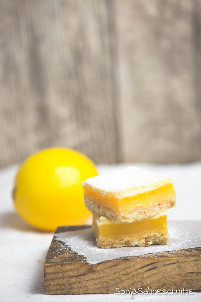 Rezept für glutenfreie saftige Zitronen-Schnitten, einfach, saftig und gut vorzubereiten. #glutenfrieRezepte