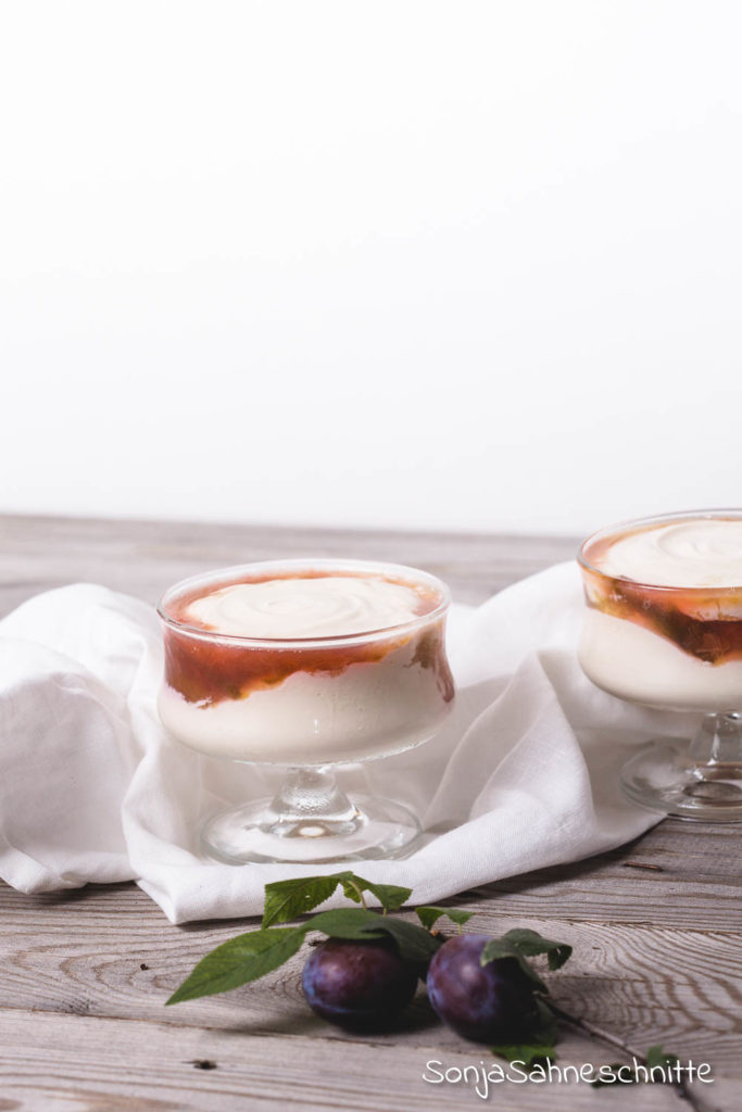 Kokos Quark Dessert im Glas mit Pflaumenkompott, ein schneller Nachtisch, der durch seine 5 besonderen Zutaten begeistert.