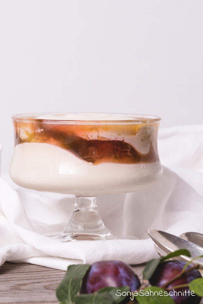 Kokos Quark Dessert im Glas mit Pflaumenkompott, ein schneller Nachtisch, der durch seine 5 besonderen Zutaten begeistert.