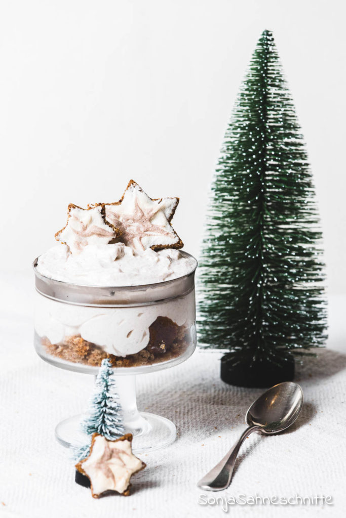 So etwas leckers hast du noch nicht gegessen: Zimtstern-Torte im Glas, weicher Zimtsternkuchen trift fluffige Creme. Das perfekte Dessert für Weihnachten, einfach und gut vorzubereiten, genau so wie ein Nachtisch sein muss. #zimtsterne #weich #weihnachten #desser #creme #nachtisch #imglas