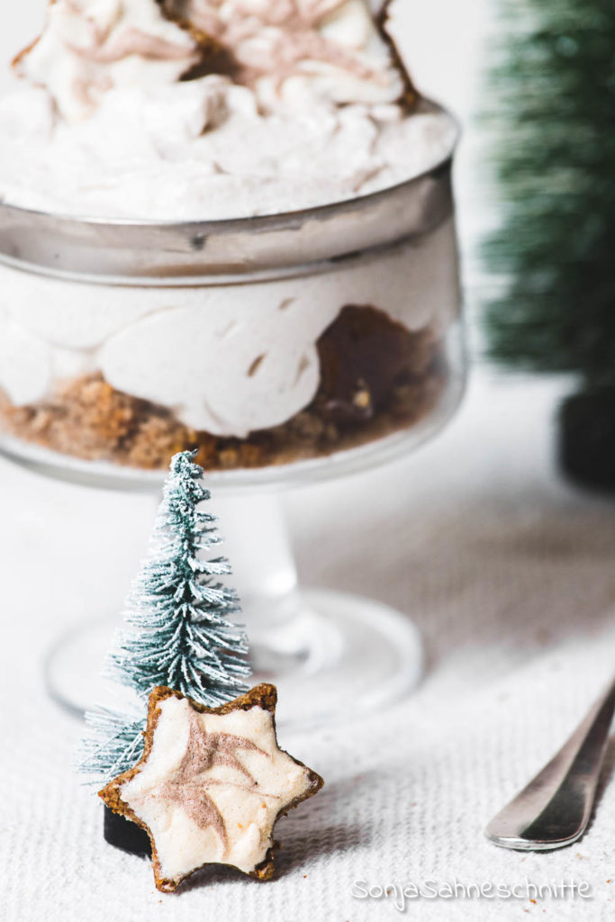 So etwas leckers hast du noch nicht gegessen: Zimtstern-Torte im Glas, weicher Zimtsternkuchen trift fluffige Creme. Das perfekte Dessert für Weihnachten, einfach und gut vorzubereiten, genau so wie ein Nachtisch sein muss. #zimtsterne #weich #weihnachten #desser #creme #nachtisch #imglas