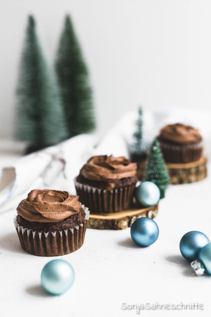 Einfache schokoladen Lebkuchen Cupcakes, ein Rezept, dass zu Weihnachten nicht fehlen darf. Weich, saftig und ohne Haushaltszucker gesüßt. So leicht kan Soulfood backen sein #lebkuchen #schokolade #weich #saftig #weihnachten #cupcakes #einfach #gesund #ohnezucker #nachtisch