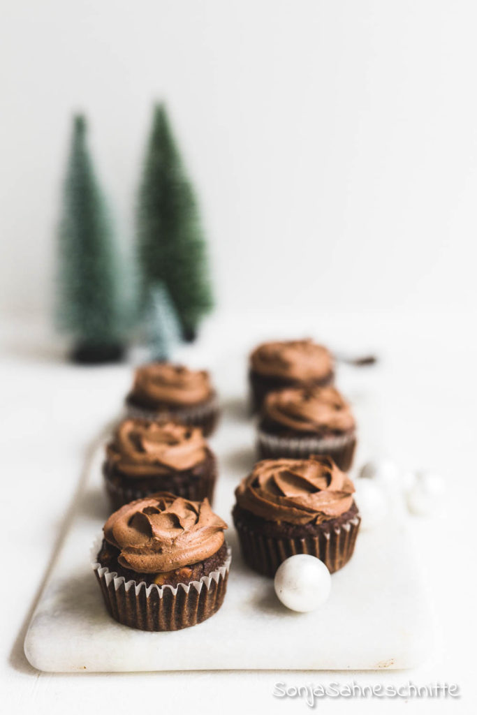 Einfache schokoladen Lebkuchen Cupcakes, ein Rezept, dass zu Weihnachten nicht fehlen darf. Weich, saftig und ohne Haushaltszucker gesüßt. So leicht kan Soulfood backen sein #lebkuchen #schokolade #weich #saftig #weihnachten #cupcakes #einfach #gesund #ohnezucker #nachtisch