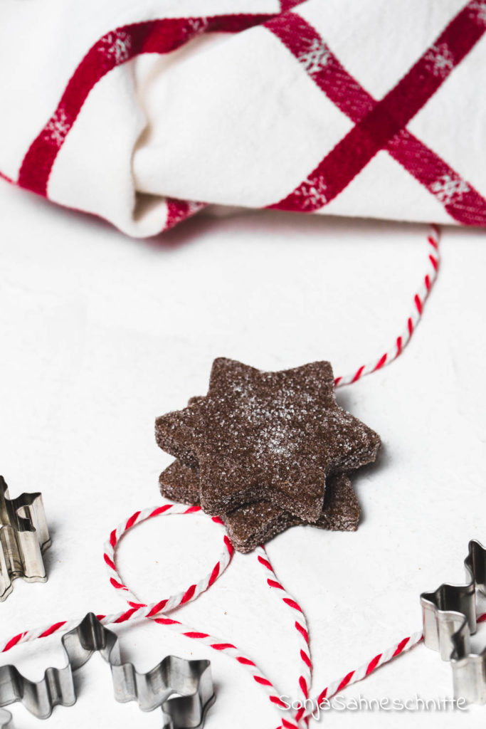 Ausstechkeks-Weihnachtsplätzen aus Mürbeteig mit Zucker-Deko, die ein echter Hingucker sind  und auf jedem Plätzchenteller sind und natürlich auch als Geschenk aus der Küche eine gute Figur machen.