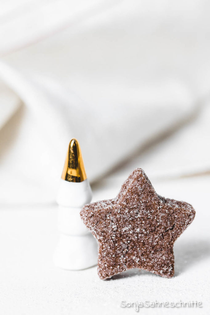 Ausstechkeks-Weihnachtsplätzen aus Mürbeteig mit Zucker-Deko, die ein echter Hingucker sind  und auf jedem Plätzchenteller sind und natürlich auch als Geschenk aus der Küche eine gute Figur machen.