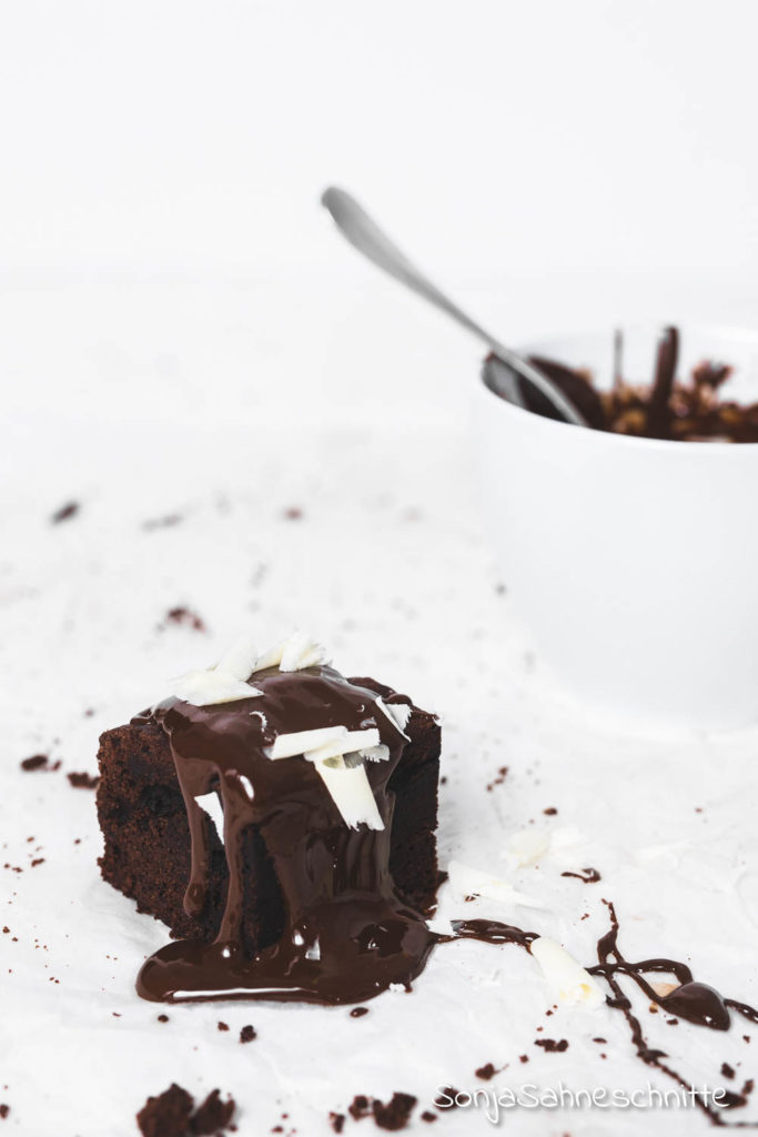 6 Zutaten Rezept für saftige schnelle und einfache Brownies - ohne Schokolade, dafür extra schokoladig mit Kakaopulver! Mit nur wenigen Zutaten etwas so leckers zu backen war noch nie so leicht. #kinder #weihnachten #schnell #undeinfach #mitkakaopulver