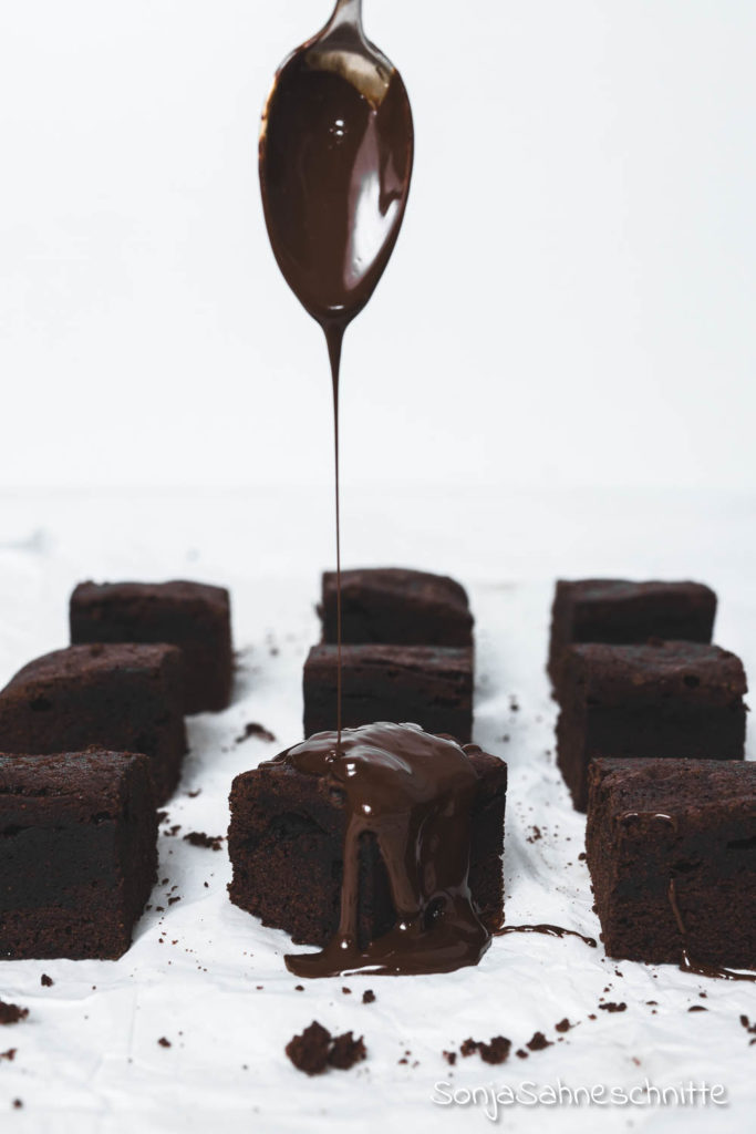 6 Zutaten Rezept für saftige schnelle und einfache Brownies - ohne Schokolade, dafür extra schokoladig mit Kakaopulver! Mit nur wenigen Zutaten etwas so leckers zu backen war noch nie so leicht. #kinder #weihnachten #schnell #undeinfach #mitkakaopulver