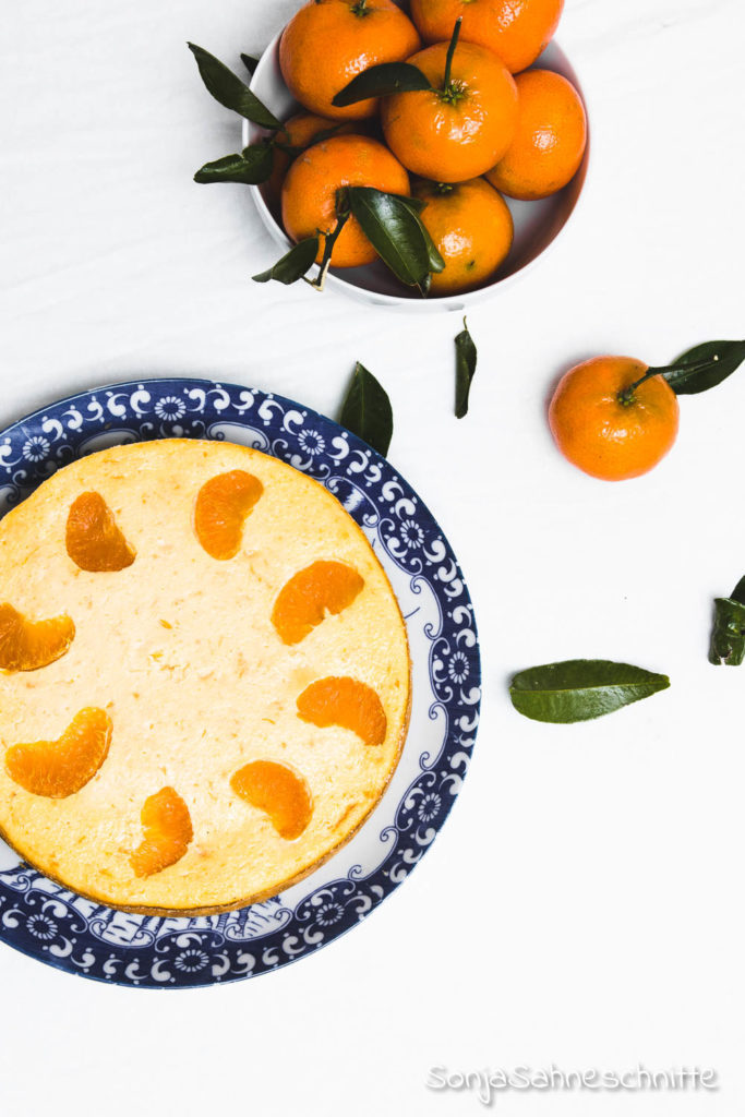 Käsekuchen mit Mandarinen und ohne Boden: einfach, saftig, lecker und schnell gebacken! Dass musst du probieren!  #sonjasahneschnitte #backen #kuchen #rezept #obst