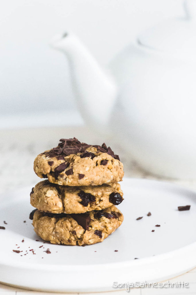 Dick und chewy, diese Erdnussbutter Cookies mit Haferflocken und Schokolade sind nicht nur einfach und schnell gemacht sondern auch unfassbar köstlich.  #schoko #kekse #erdnussbutter #Haferflocken #backen #süßesachen #selbermachen #sonjasahneschnitte