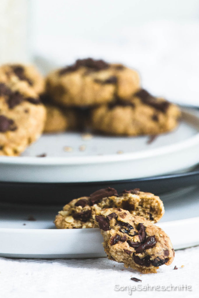 Dick und chewy, diese Erdnussbutter Cookies mit Haferflocken und Schokolade sind nicht nur einfach und schnell gemacht sondern auch unfassbar köstlich.  #schoko #kekse #erdnussbutter #Haferflocken #backen #süßesachen #selbermachen #sonjasahneschnitte