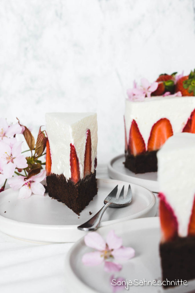 Einfache Erdbeer Sahne Torte ohne Gelatine. Was gibt es köstlicheres als Schoko, Erdbeeren und Sahne vereint in einer himmlischen Torte.Diesen Genuss solltet ihr euch in der Erdbeer-Saison nicht entgehen lassen.! #Sonjasahneschnitte #Schoko #Erdbeeren #SahneTorte #SüßeSachen #Selbermachen