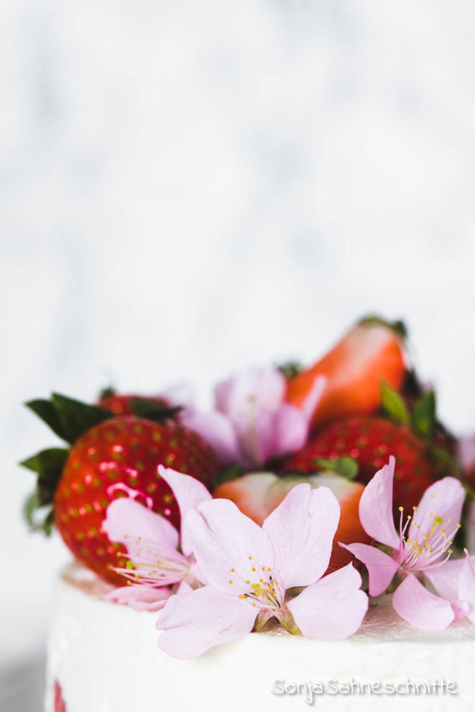 Einfache Erdbeer Sahne Torte ohne Gelatine. Was gibt es köstlicheres als Schoko, Erdbeeren und Sahne vereint in einer himmlischen Torte.Diesen Genuss solltet ihr euch in der Erdbeer-Saison nicht entgehen lassen.! #Sonjasahneschnitte #Schoko #Erdbeeren #SahneTorte #SüßeSachen #Selbermachen
