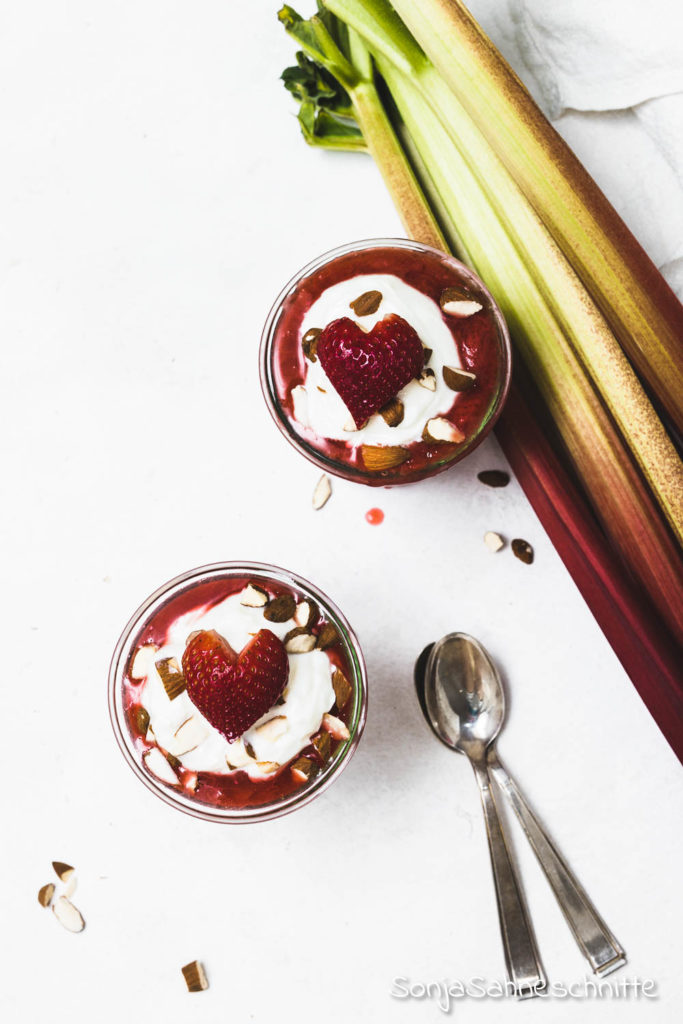 Gesundes Erdbeer-Rhabarber-Kompott ohne Zucker! Super lecker und ideal fürs Frühlings-Frühstück als Overnight Oats, mit dem du die kurze Rhabarber-Saison gut nutzen kannst. 0der als gesundes Dessert für zwischendurch mit Joghurt oder Quark genießen. #SonjaShneschnitte #Rhabarber #Kompott #ohneZucker #gesund