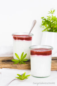 Schnelles Waldmeister Dessert mit Erdbeeren - locker leichte Sahne-Creme trift frische saftige Erdbeeren. Ein einfaches Rezept mit Wow-Effekt!