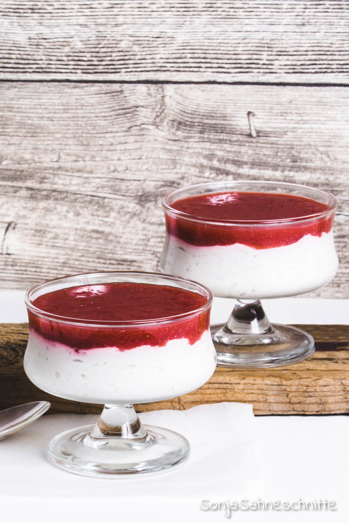 Schnelles Waldmeister Dessert mit Erdbeeren – locker leichte Sahne-Creme trift frische saftige Erdbeeren. Ein einfaches Rezept mit Wow-Effekt und das nicht nur im Mai.