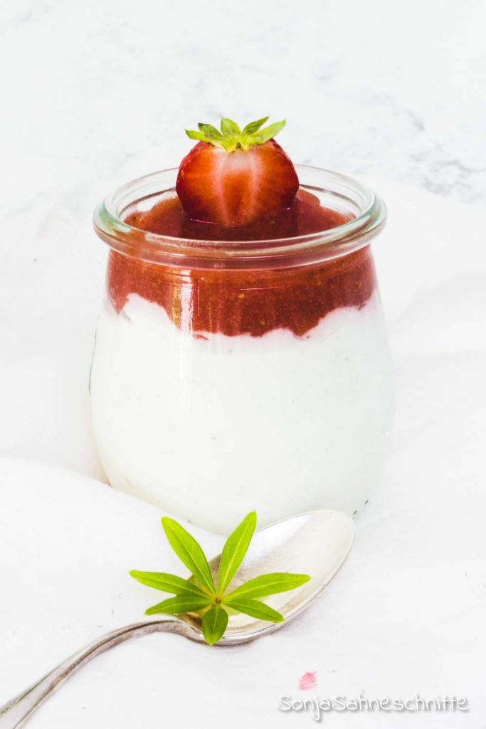Schnelles Waldmeister Dessert mit Erdbeeren – locker leichte Sahne-Creme trift frische saftige Erdbeeren. Ein einfaches Rezept mit Wow-Effekt und das nicht nur im Mai.