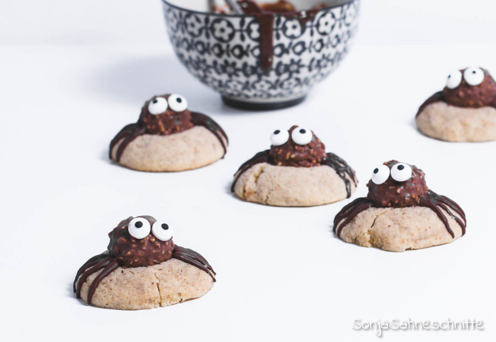 Ein einfaches Rezept für scharurig, süße Spinnen-Cookies. Die Kekse sind das perfekte Fingerfood für Halloween-Partys. Aber das Beste, die Spinnen-Kekse für Halloween schmecken auch mega lecker! #halloweenparty #spinnenkekse #sonjasahneschnitte #spinnencookies #halloween