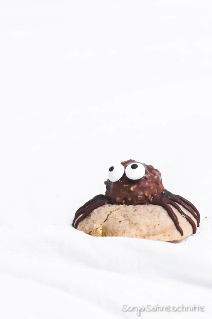Ein einfaches Rezept für scharurig, süße Spinnen-Cookies. Die Kekse sind das perfekte Fingerfood für Halloween-Partys. Aber das Beste, die Spinnen-Kekse für Halloween schmecken auch mega lecker! #halloweenparty #spinnenkekse #sonjasahneschnitte #spinnencookies #halloween