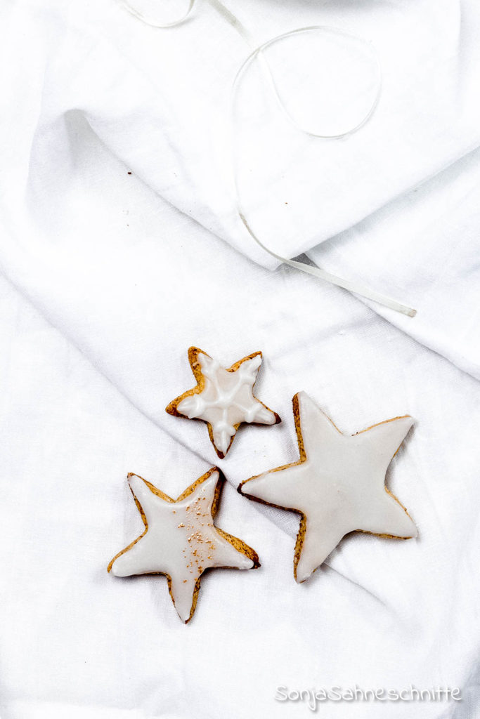 Diese saftigen Zitronenplätzchen mit Mandeln gehören zu Weihnachten einfach dazu. Plätzchen Rezepte zum Ausstechen kann man ja nie genug haben und diese einfachen glutenfreien Zitronen-Kekse solltest du dir nicht entgehen lassen!