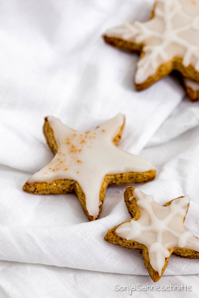 Diese saftigen Zitronenplätzchen mit Mandeln gehören zu Weihnachten einfach dazu. Plätzchen Rezepte zum Ausstechen kann man ja nie genug haben und diese einfachen glutenfreien Zitronen-Kekse solltest du dir nicht entgehen lassen!
