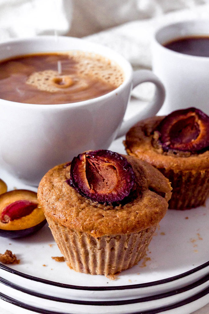 Einfaches und schnelles Rezept für Zwetschgen Muffins mit Zimt. Fürs Herbstfrühstück - in Gesund - oder Picknick. Die leckeren saftigen Muffins passen perfekt.