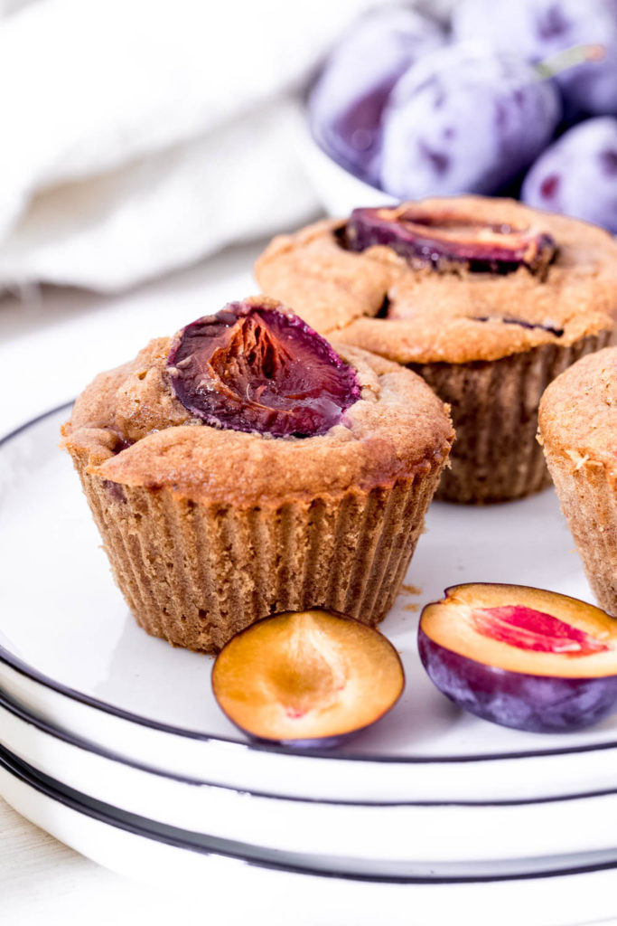Einfaches und schnelles Rezept für Zwetschgen Muffins mit Zimt. Fürs Herbstfrühstück - in Gesund - oder Picknick. Die leckeren saftigen Muffins passen perfekt.