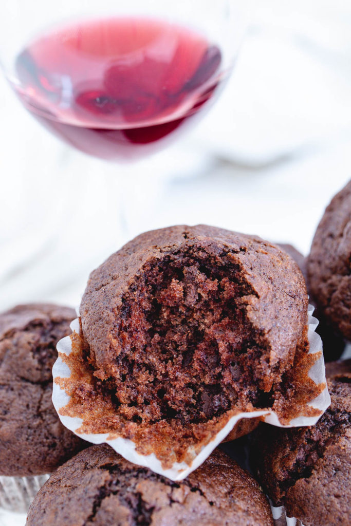 Rotwein-Schoko-Kuchen im Mini Format. Die Rotwein-Schokoladen-Muffins stehen dem Kuchen in nichts nach . Sie sind in nur 15 Minuten zusammengerührt. Einfacher und schneller geht es wohl kaum. Probiere doch gleich einmal aus. Deas Rezept wird dich begeistern.